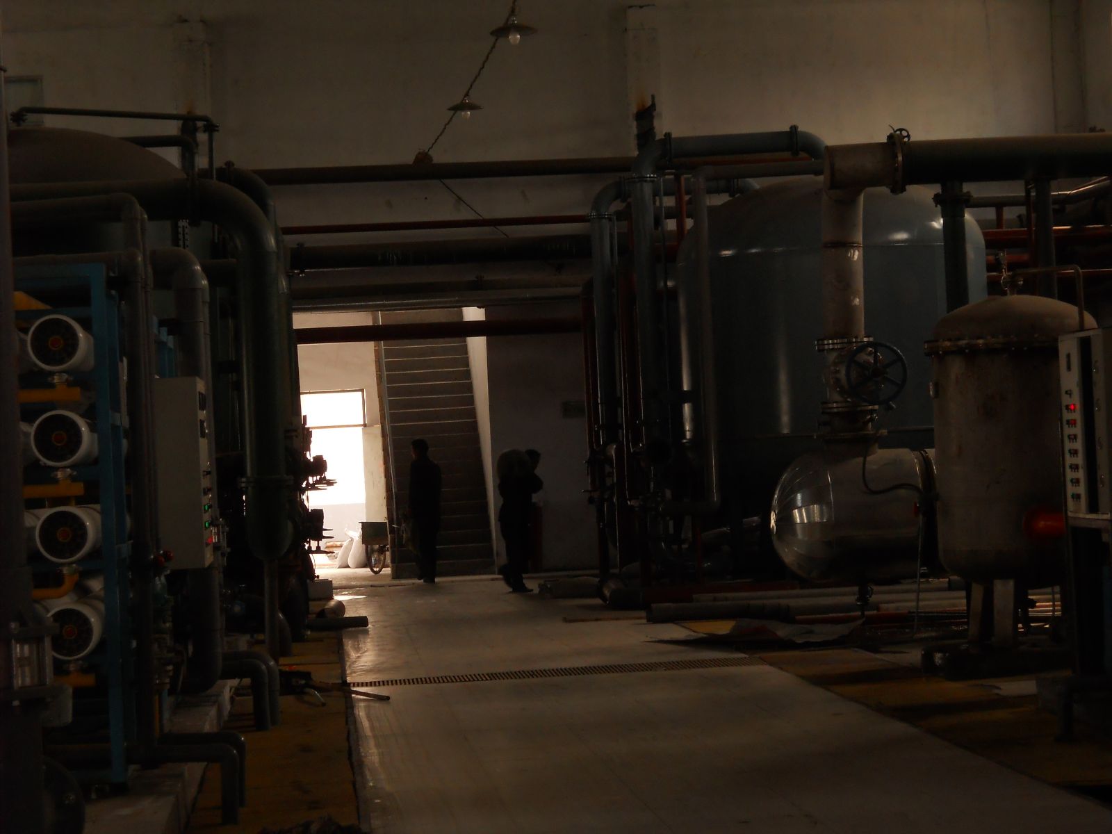甘肃兰州某电厂锅炉补给水海绵铁滤料安装现场